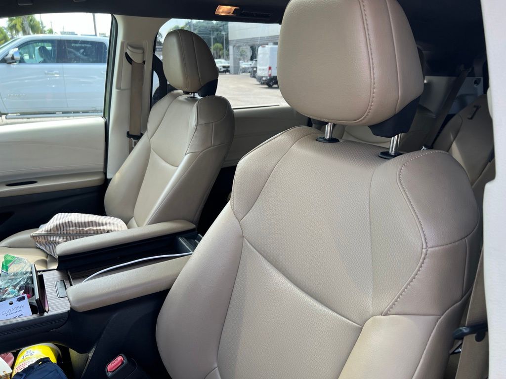 2022 Wind Chill Pearl Toyota Sienna XLE FWD Van