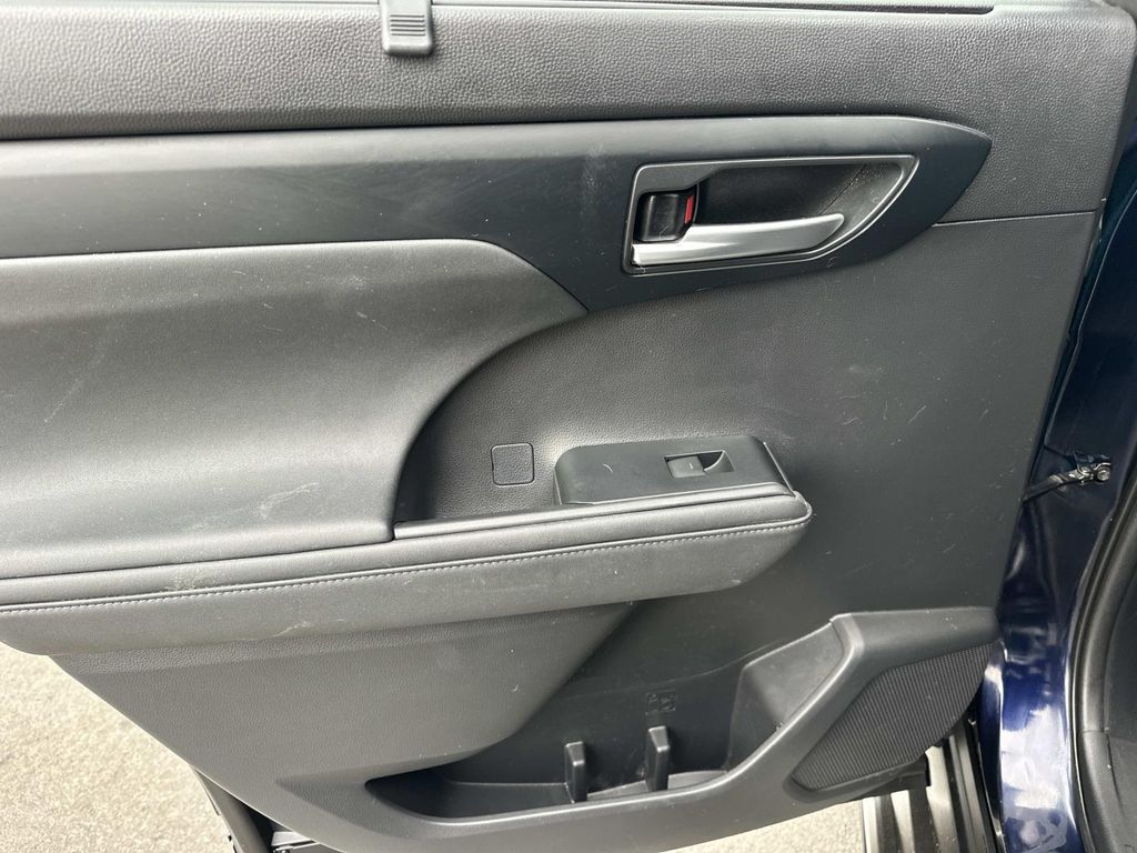 Thumbnail: 2021 Toyota Highlander - 27