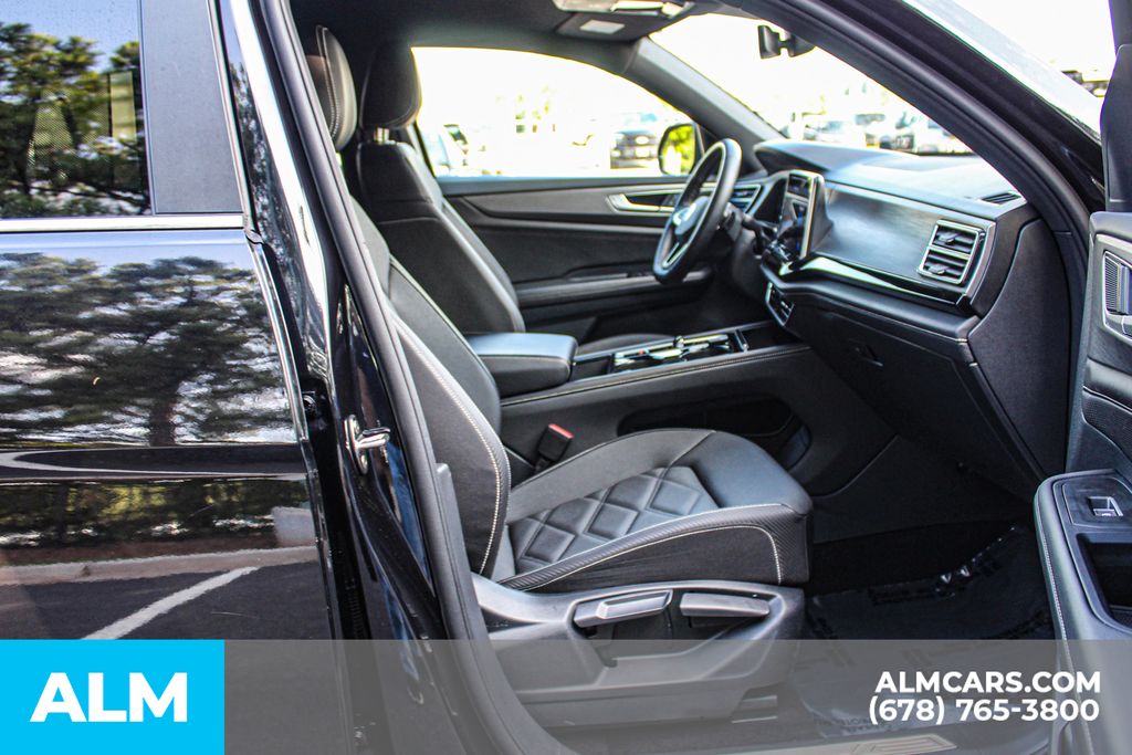 Used 2025 Black Volkswagen 2.0T SE w/Technology image 18