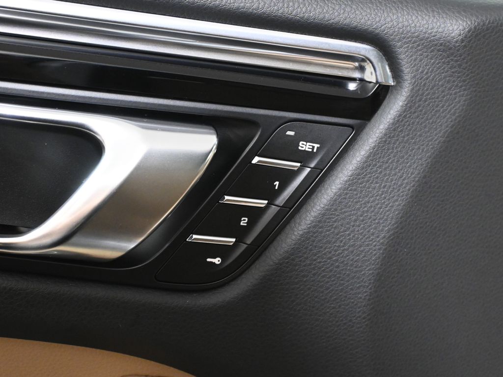 Thumbnail: 2025 Porsche Macan - 32