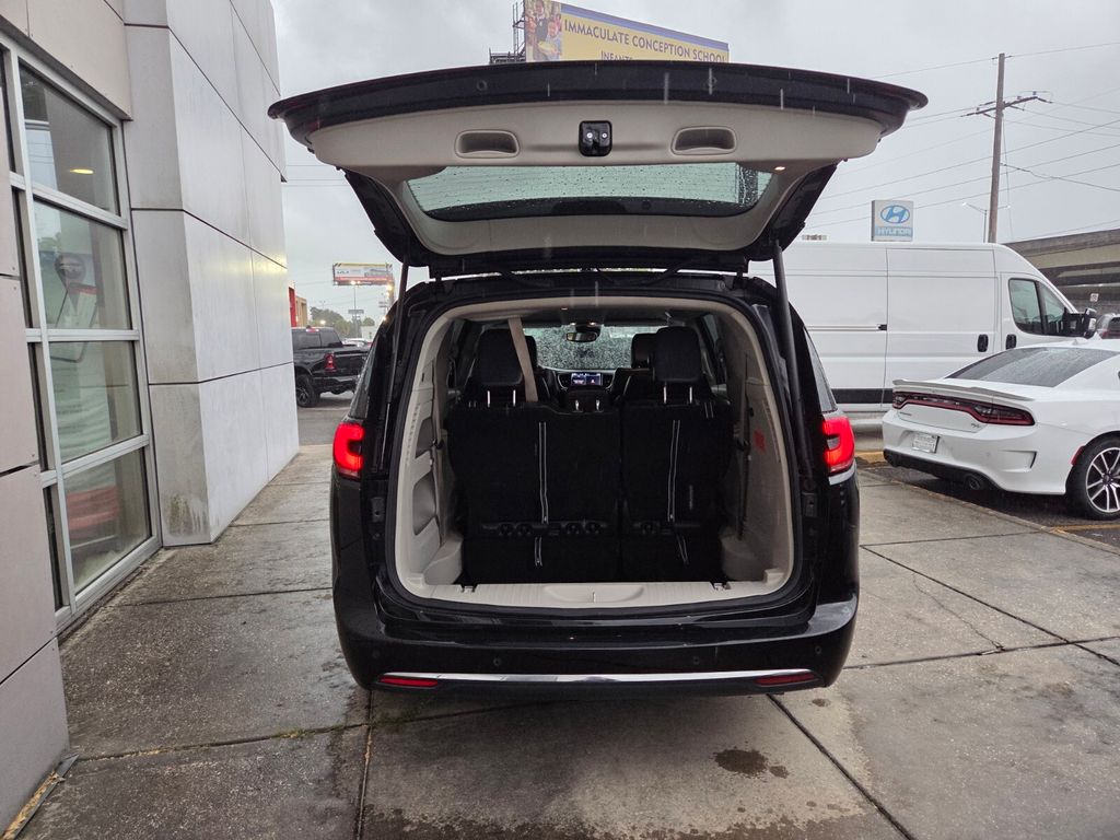 Used 2024 Chrysler Pacifica Van