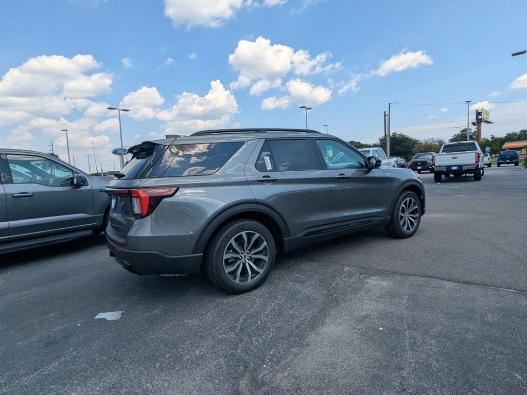 2025 Ford Explorer ST-Line