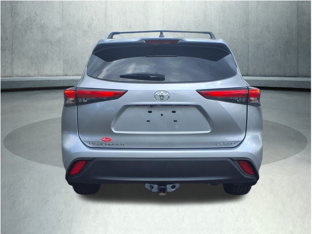 2022 Toyota Highlander LE photo 5