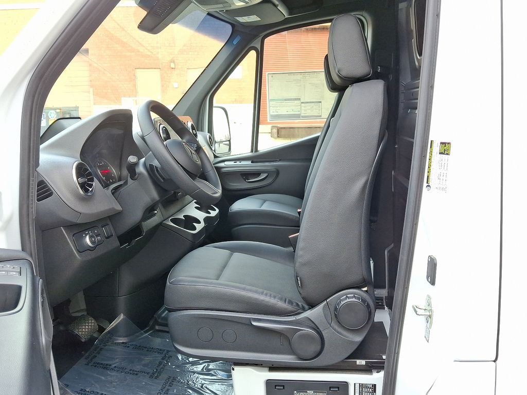2025 Mercedes-Benz Sprinter 2500 10