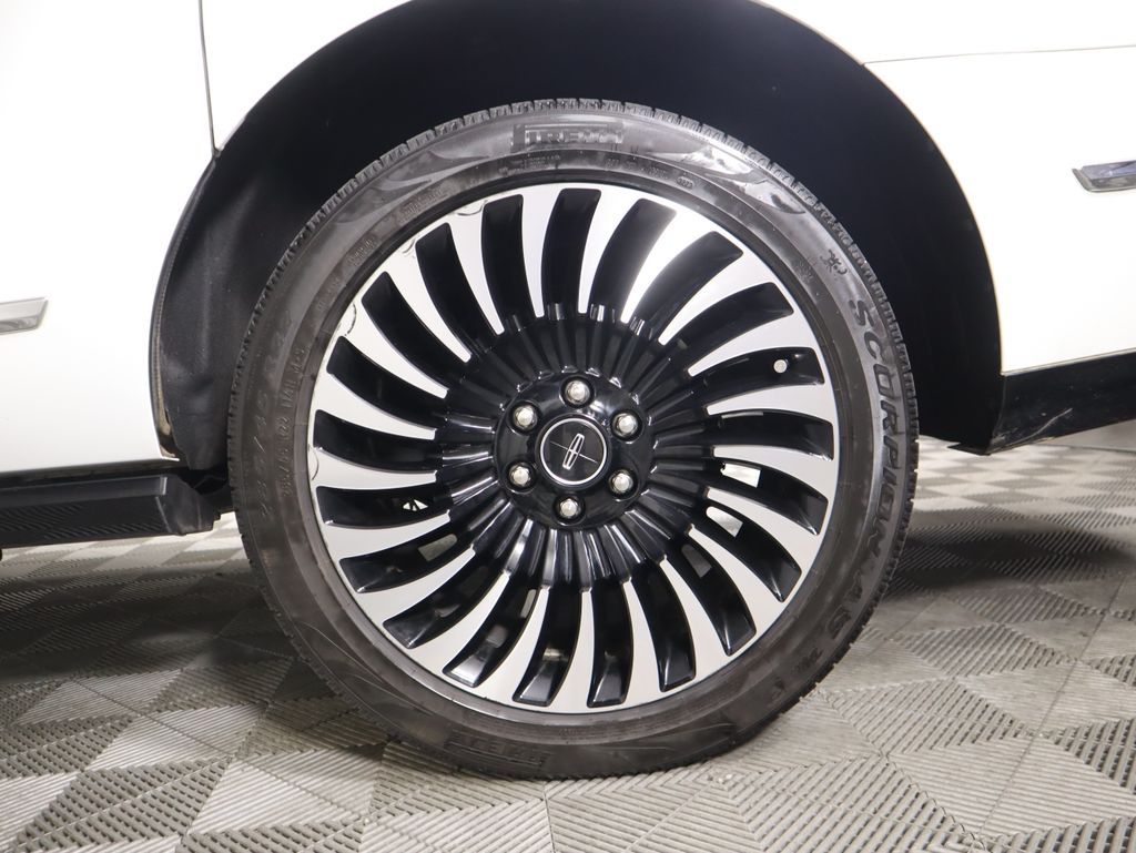 Thumbnail: 2021 Lincoln Navigator L - 32