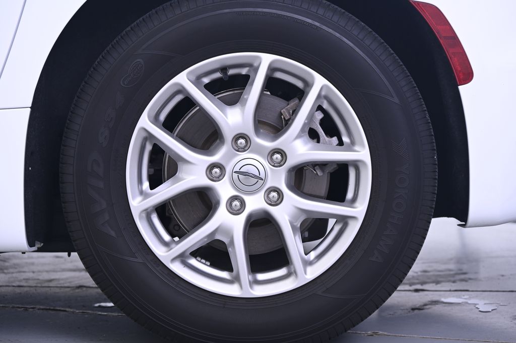 Thumbnail: 2024 Chrysler Pacifica - 12
