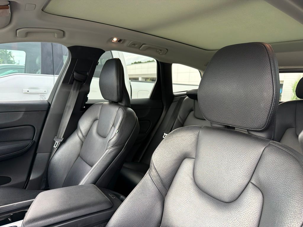 2021 Ice White Volvo XC60 T6 Momentum AWD SUV