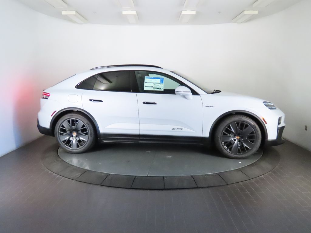 Thumbnail: 2026 Porsche Macan - 8