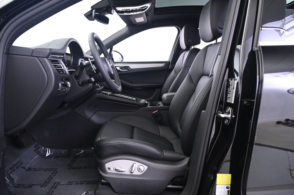 Thumbnail: 2025 Porsche Macan - 29
