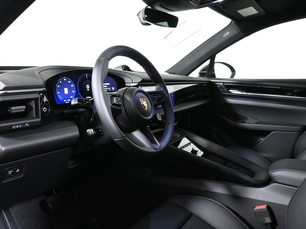 Thumbnail: 2026 Porsche Macan - 4