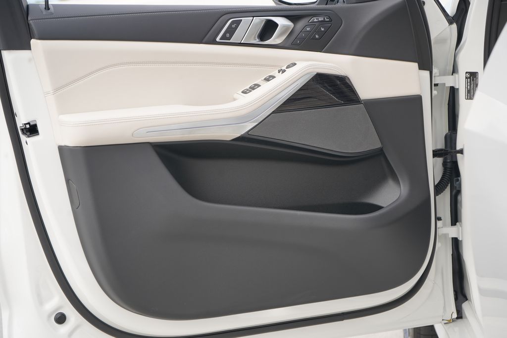 Thumbnail: 2026 BMW X7 - 10