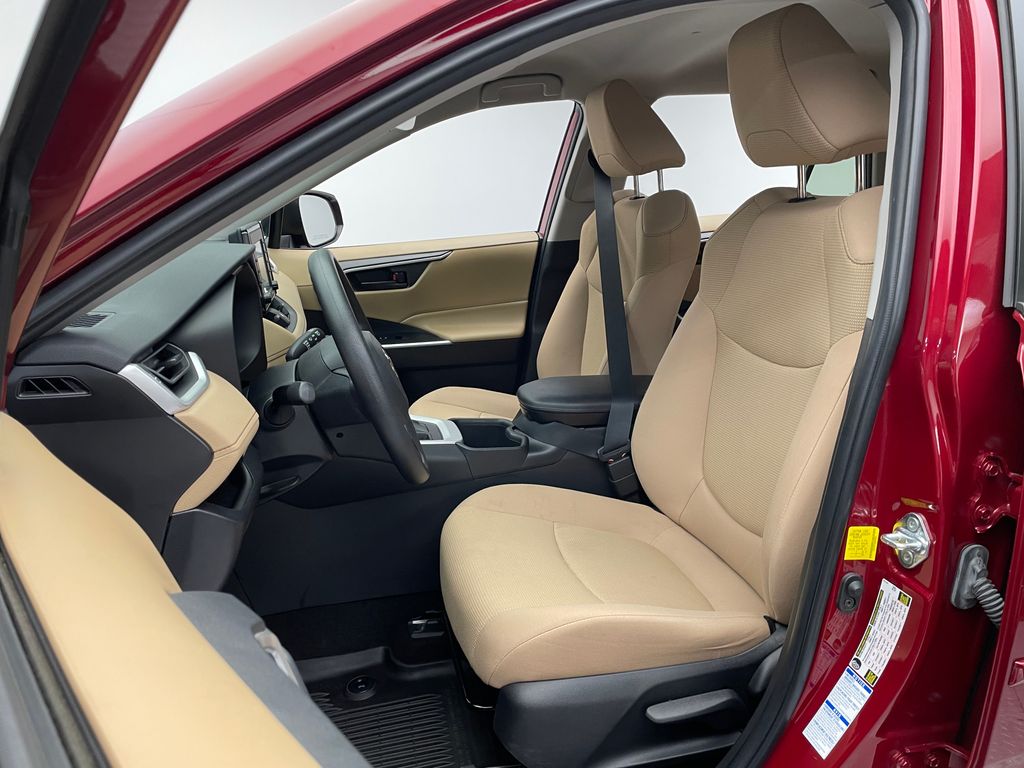 2022 Toyota RAV4 LE 13