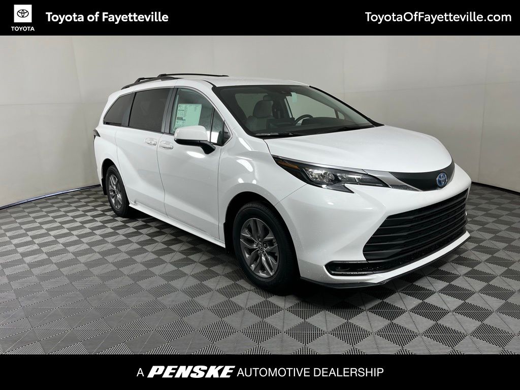 2025 Toyota Sienna LE 17