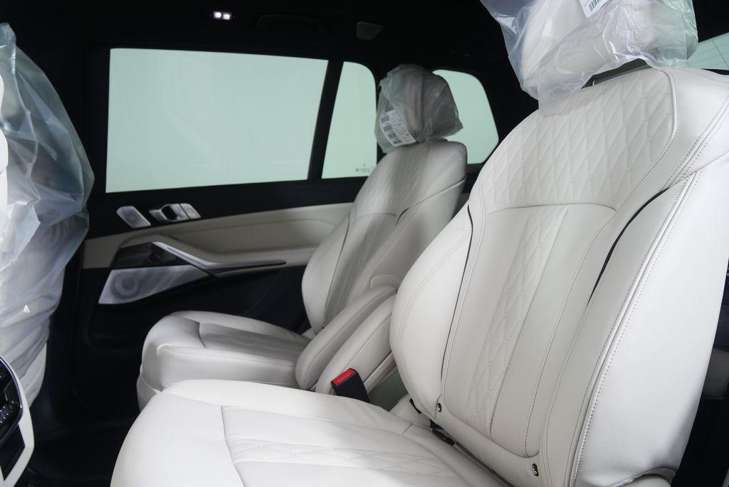 Thumbnail: 2026 BMW X7 - 17