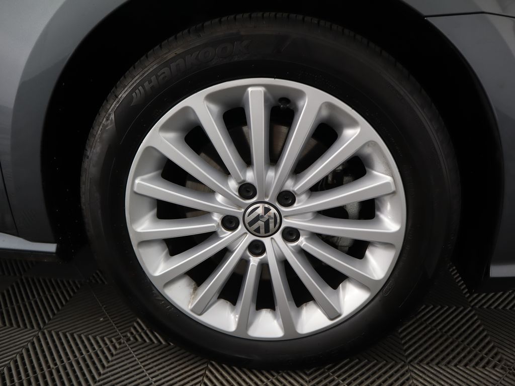 2017 Volkswagen Passat SE 32