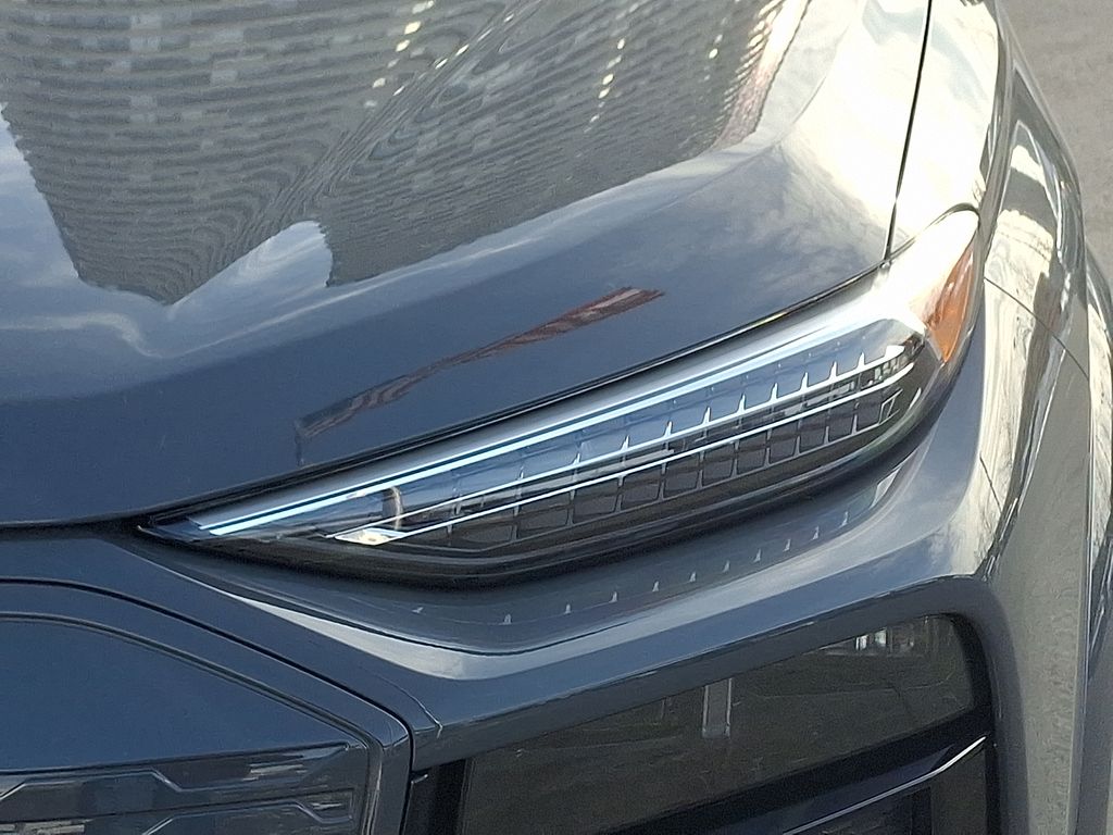 Thumbnail: 2025 Audi Q6 e-tron - 9