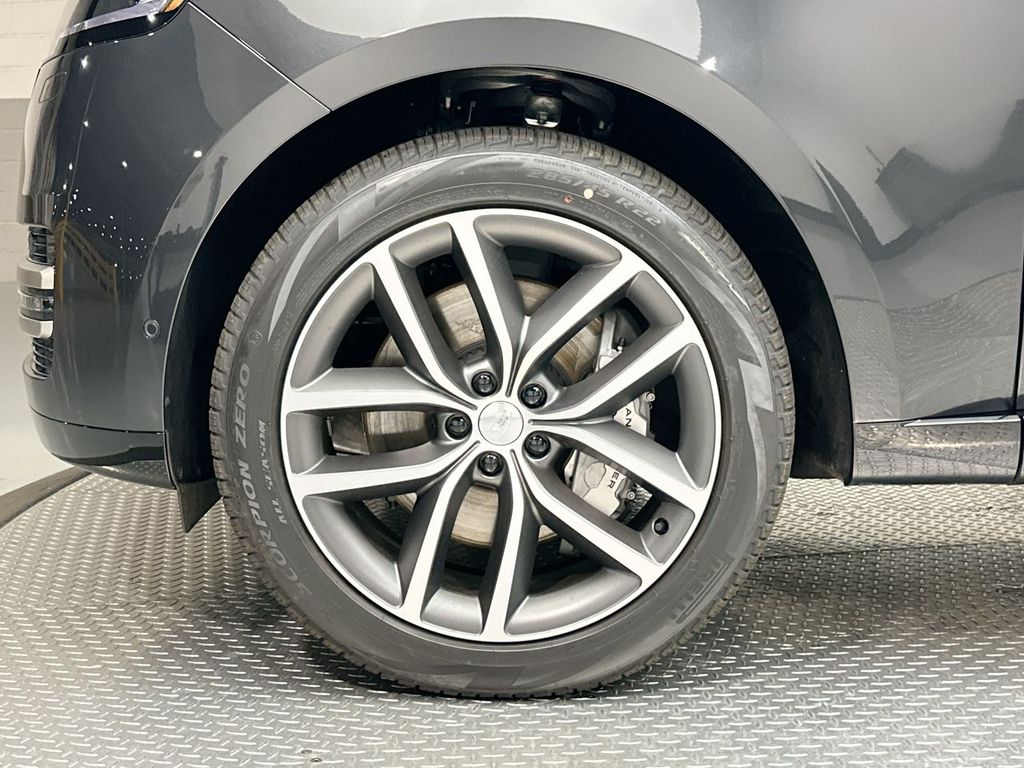 2025 Land Rover Range Rover SE 5