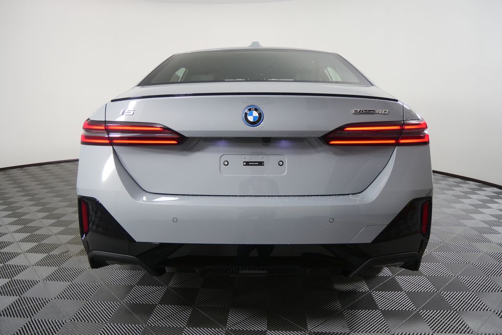 Thumbnail: 2026 BMW i5 - 4
