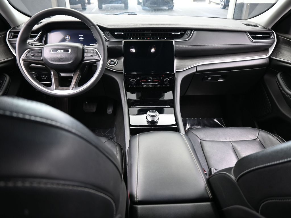 Used 2023 Diamond Black Crystal Pearlcoat Jeep Limited image 39