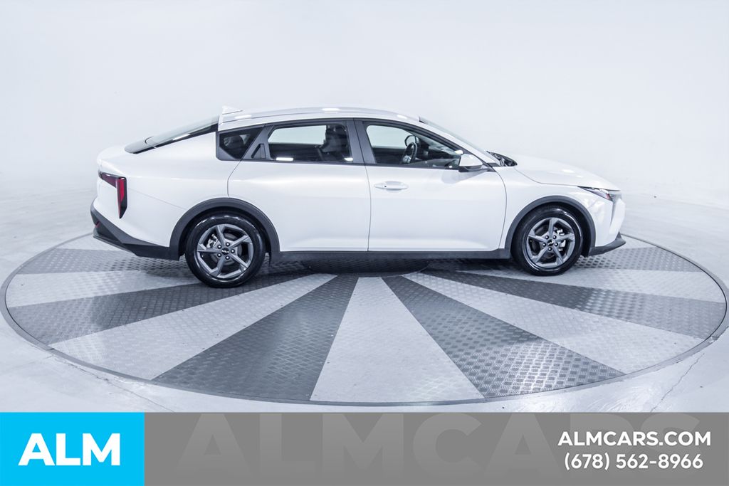 Used 2025 White Kia LXS image 11