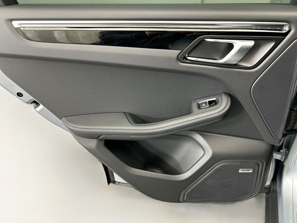 Thumbnail: 2026 Porsche Macan - 27