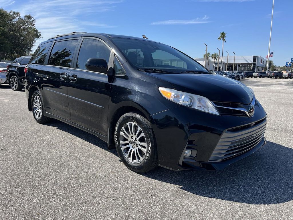 2020 Toyota Sienna XLE 2