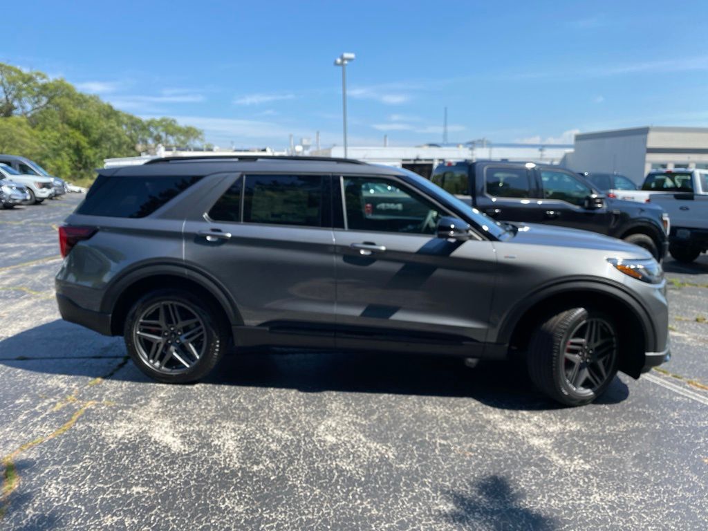 New 2026 Carbonized Gray Metallic Ford ST-Line image 4