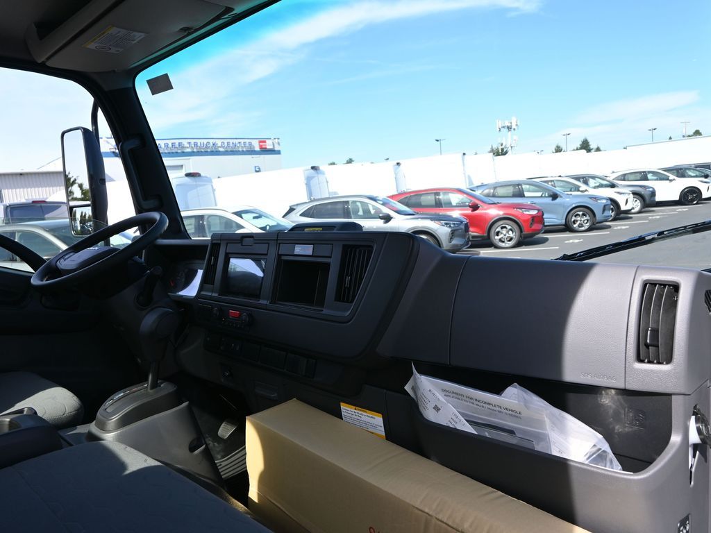 2025 Isuzu NRR 