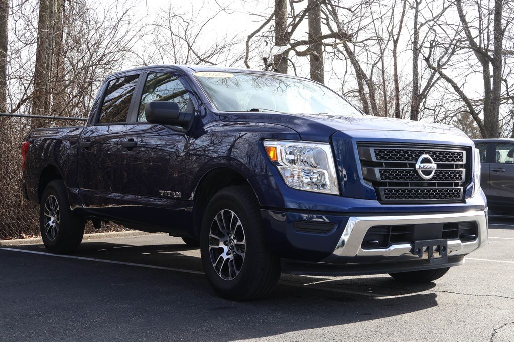 2022 Nissan Titan SV 10