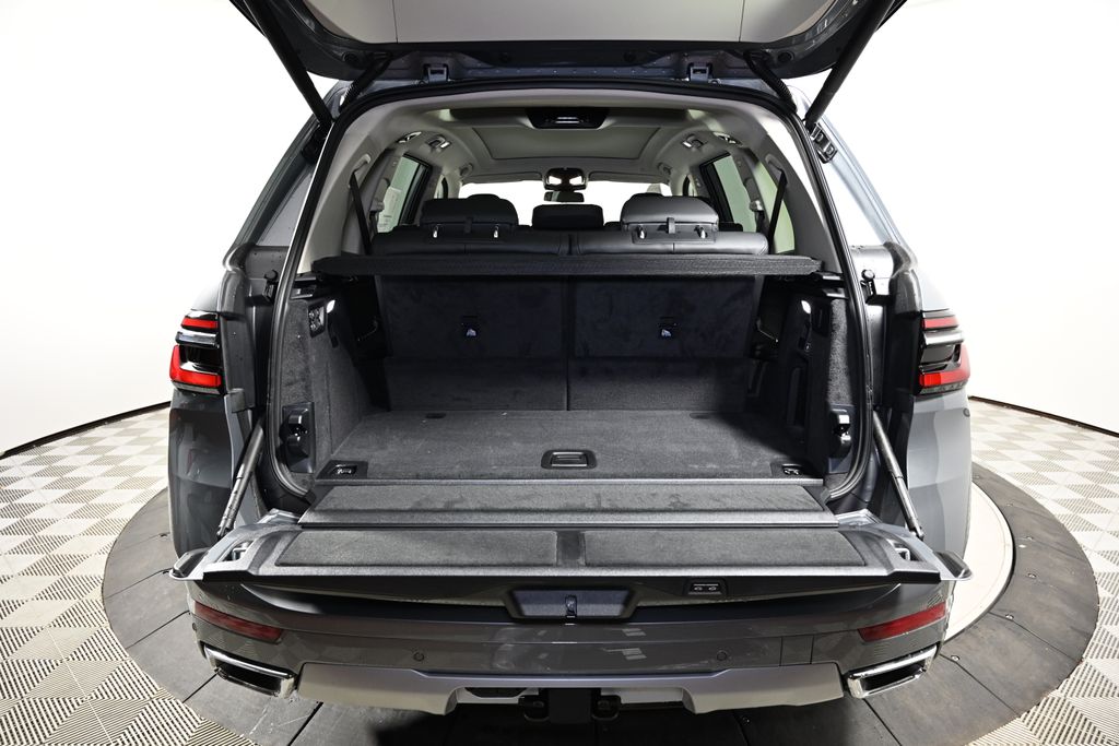 Thumbnail: 2026 BMW X7 - 10