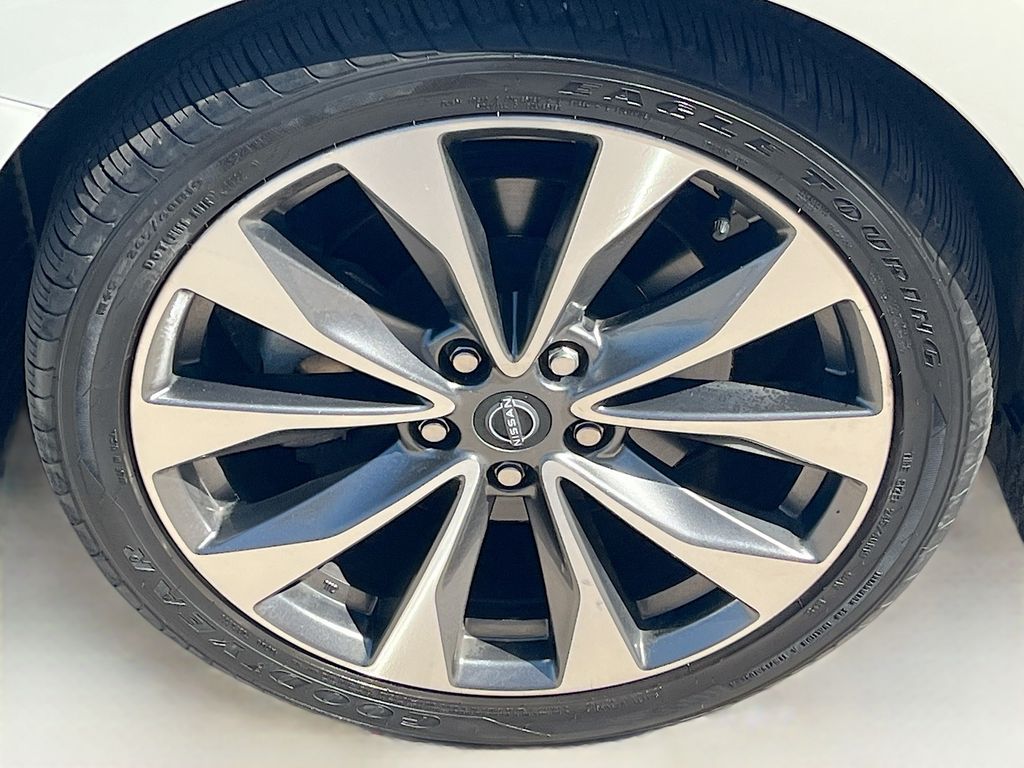 Used 2023 White Nissan Platinum image 33