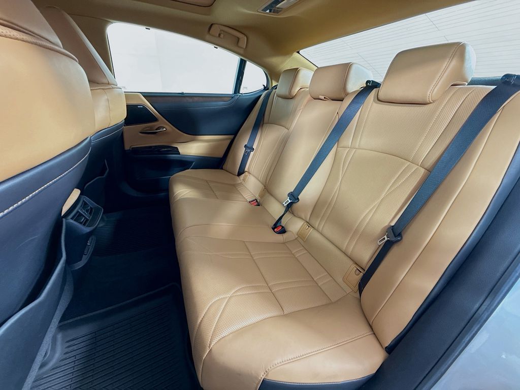 2022 Lexus ES  25