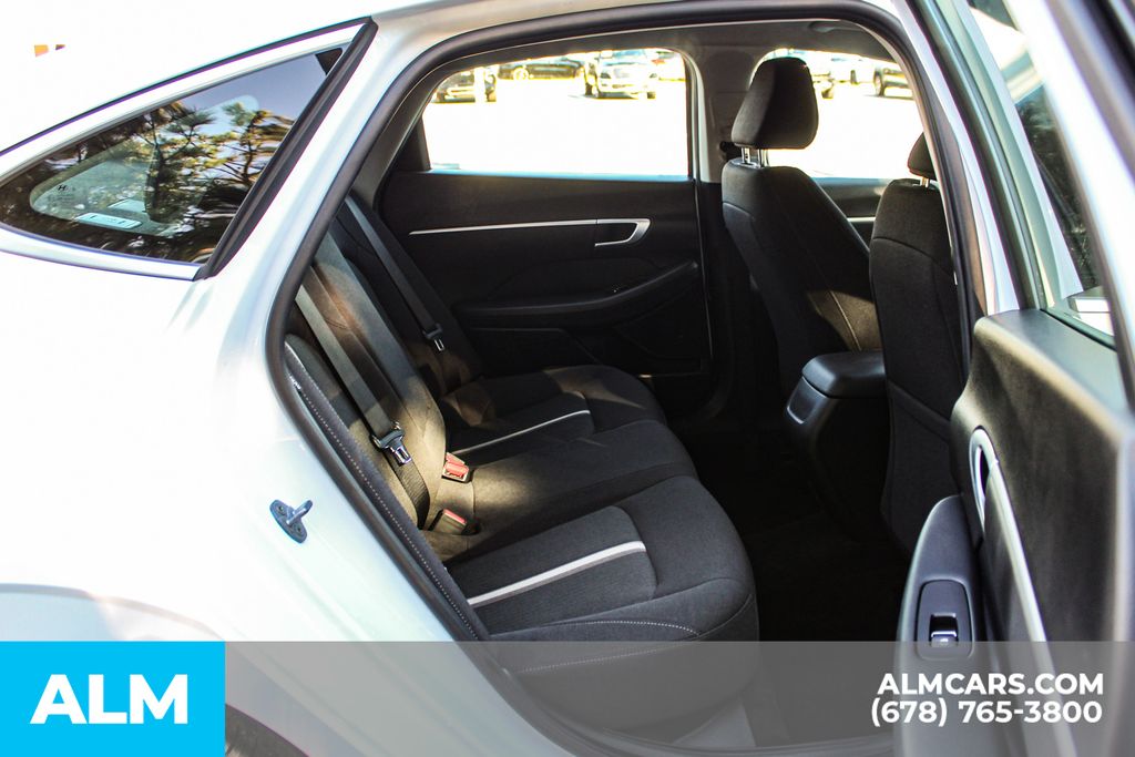 Used 2025 White Hyundai SEL image 18