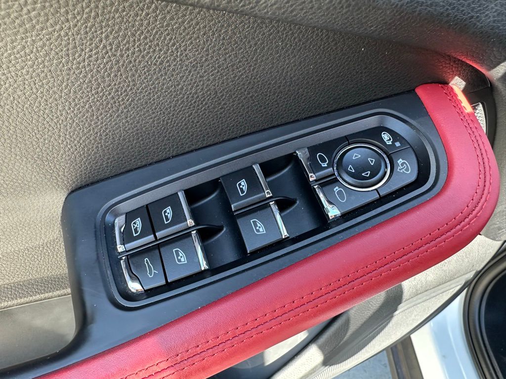 Thumbnail: 2020 Porsche Macan - 20