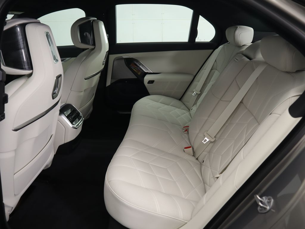 Thumbnail: 2025 BMW 7 Series - 22