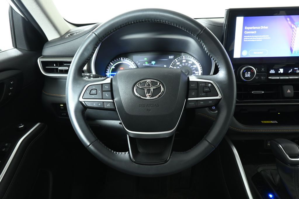 Thumbnail: 2023 Toyota Highlander - 16