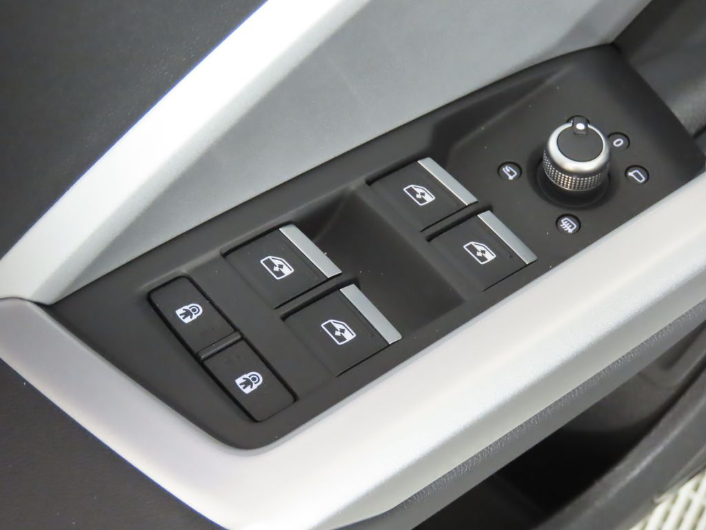 Thumbnail: 2025 Audi Q3 - 30