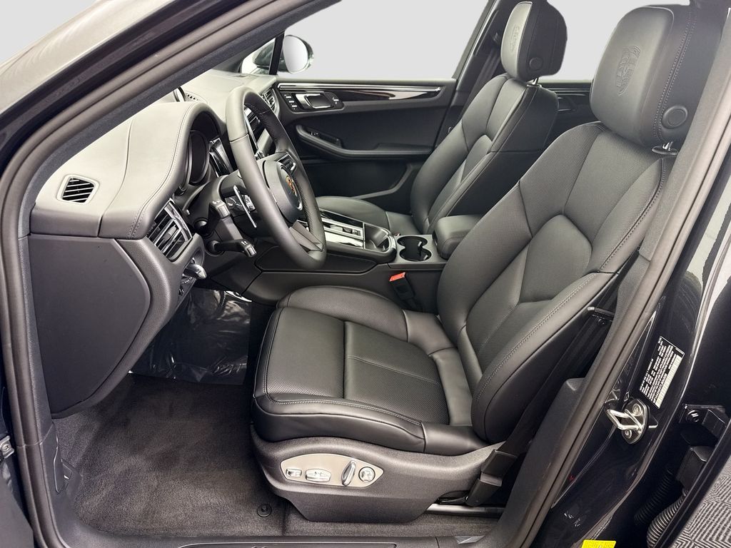 Thumbnail: 2026 Porsche Macan - 5