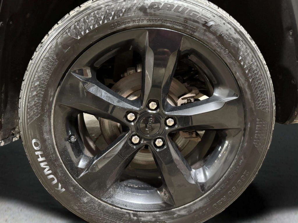 Used 2024 Diamond Black Crystal Pearlcoat Jeep Limited image 34