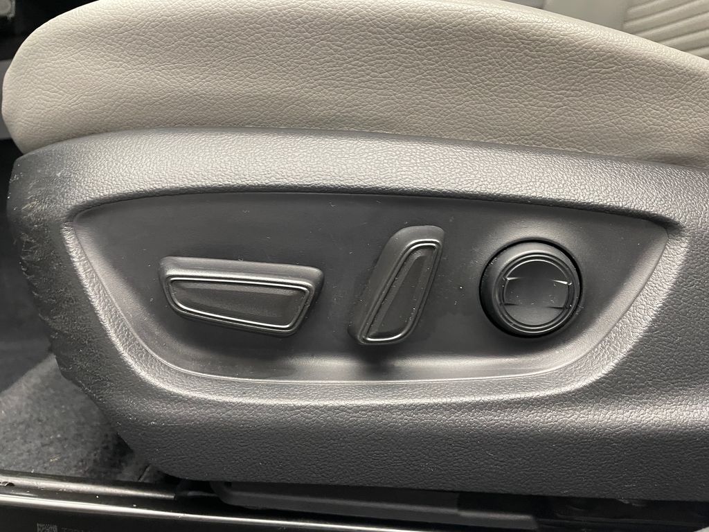 Thumbnail: 2022 Toyota Camry - 14