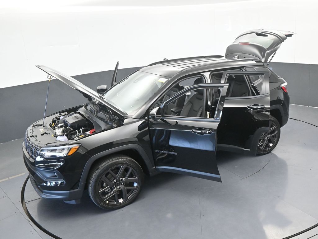 New 2026 diamond black crystal pearlcoat Jeep Latitude image 59