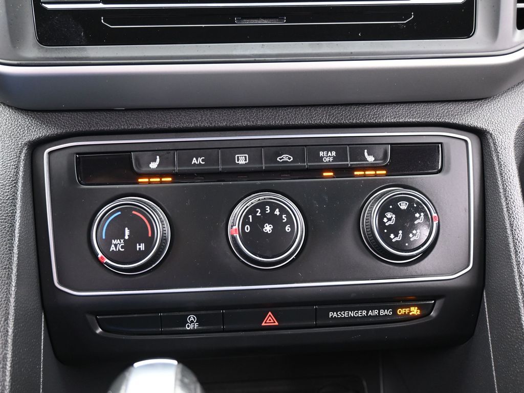 Used 2022 Deep Black Volkswagen 2.0T SE image 23