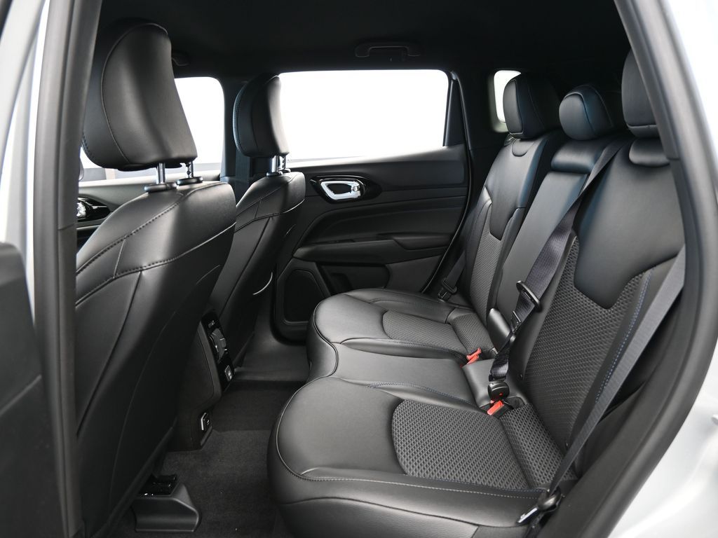 New 2026 silver zynith metallic clearcoat Jeep Latitude image 25