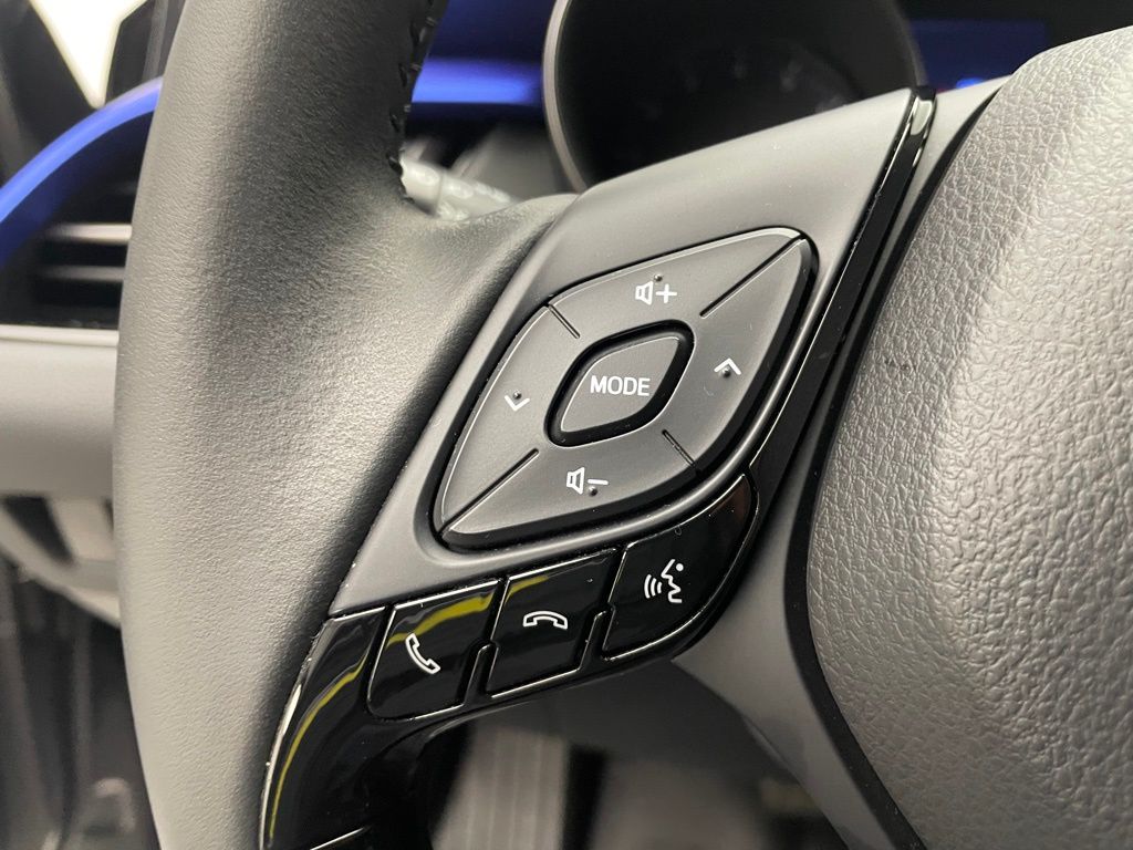 2020 Toyota C-HR XLE 21