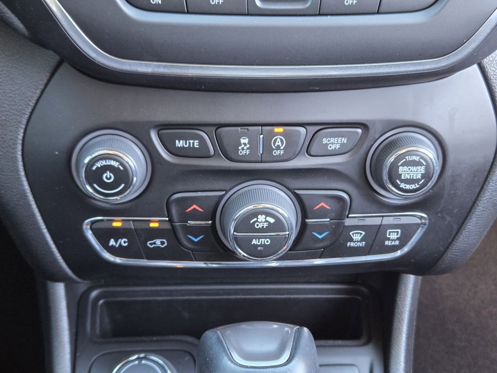 used 2023 Jeep Cherokee car, priced at $21,392