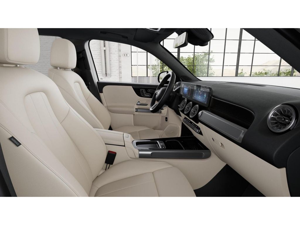 2026 Mercedes Benz GLB 250 4MATIC photo 4