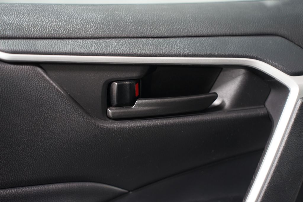 2021 Toyota RAV4 LE 29
