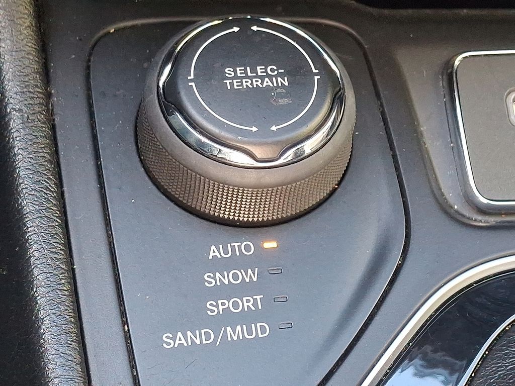 Thumbnail: 2019 Jeep Cherokee - 24