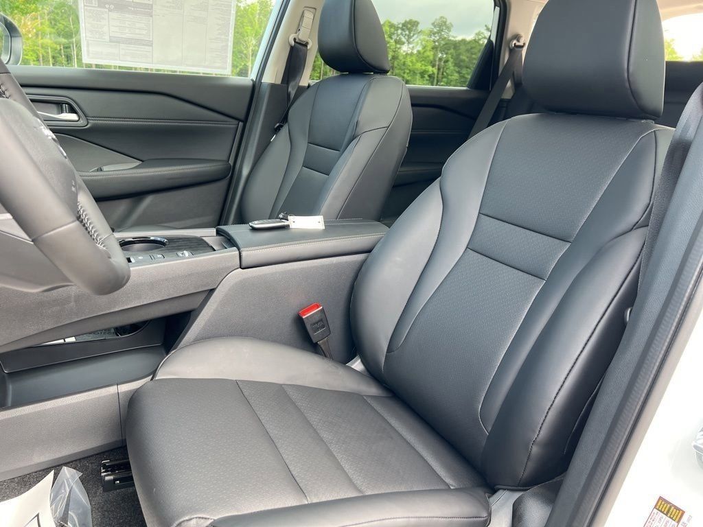 2025 Everest White Pearl Nissan Rogue SV FWD SUV