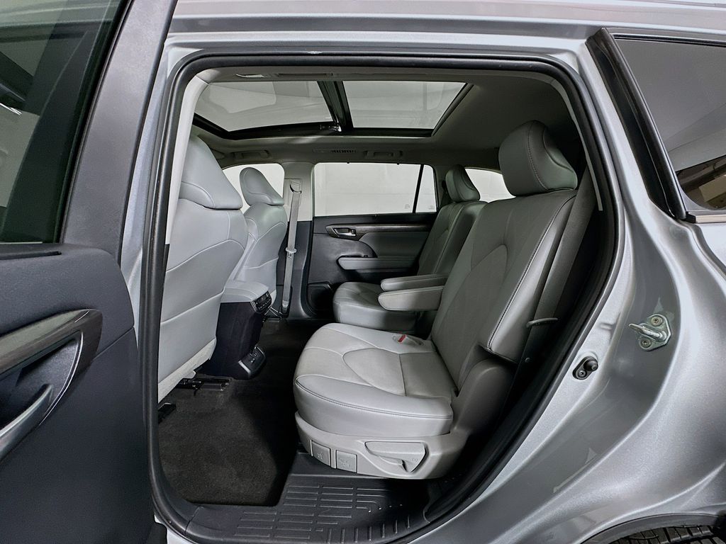 Thumbnail: 2023 Toyota Highlander - 25